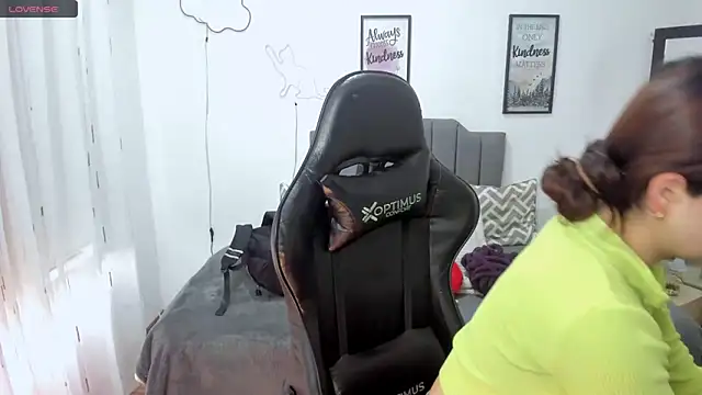 Snapshot of Amy_joones chatting on October 6, 2025, 12:50 pm Amy joones online show from October 6, 2025, 12:50 pm