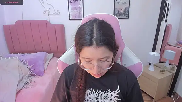 Amy joones online show from November 21, 2025, 1:32 pm