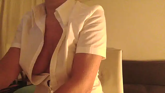 Snapshot of fragrance72 chatting on October 21, 2025, 4:01 am fragrance72 online show from October 21, 2025, 4:01 am