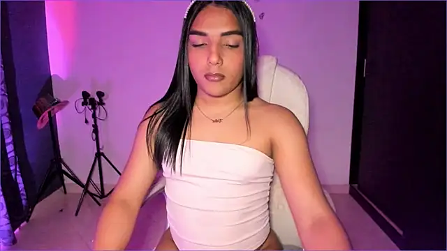 Snapshot of CandyLatinHott chatting on October 13, 2025, 11:16 pm CandyLatinHott online show from October 13, 2025, 11:16 pm