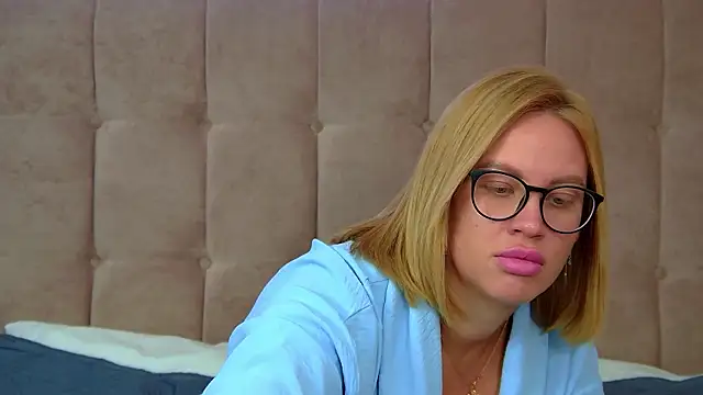 Snapshot of MariaNeumann chatting on October 9, 2025, 6:36 am MariaNeumann online show from October 9, 2025, 6:36 am