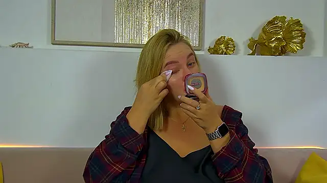 MariaNeumann online show from November 21, 2025, 6:40 pm