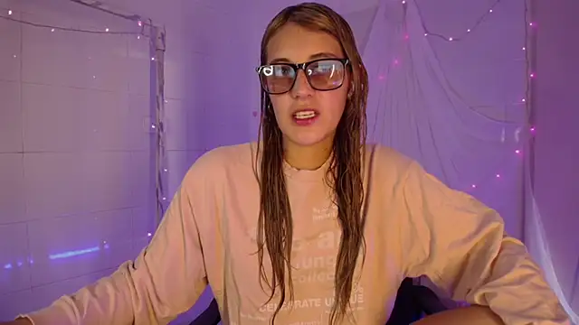 Snapshot of Giia_paiige18 chatting on November 19, 2025, 1:33 pm Giia paiige18 online show from November 19, 2025, 1:33 pm