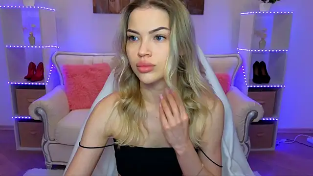 Snapshot of EmmyMills chatting on December 1, 2025, 7:59 pm EmmyMills online show from December 1, 2025, 7:59 pm