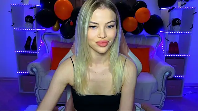 Snapshot of EmmyMills chatting on November 3, 2025, 10:24 pm EmmyMills online show from November 3, 2025, 10:24 pm