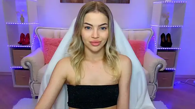 Snapshot of EmmyMills chatting on December 2, 2025, 8:10 pm EmmyMills online show from December 2, 2025, 8:10 pm