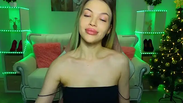 Snapshot of EmmyMills chatting on December 20, 2025, 9:39 pm EmmyMills online show from December 20, 2025, 9:39 pm