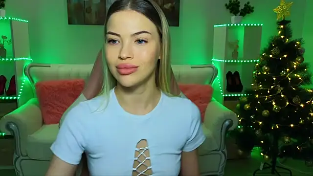 Snapshot of EmmyMills chatting on December 21, 2025, 10:32 pm EmmyMills online show from December 21, 2025, 10:32 pm