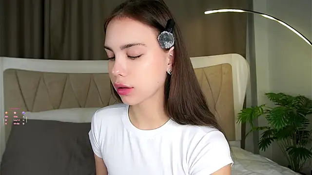 Snapshot of LillianLester chatting on October 7, 2025, 2:23 am LillianLester online show from October 7, 2025, 2:23 am