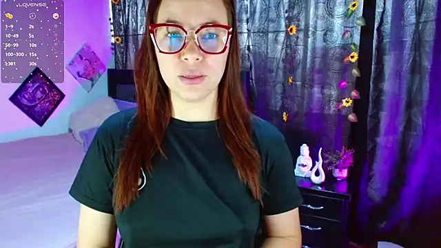 Snapshot of SharonR1 chatting on November 3, 2025, 6:00 pm SharonR1 online show from November 3, 2025, 6:00 pm