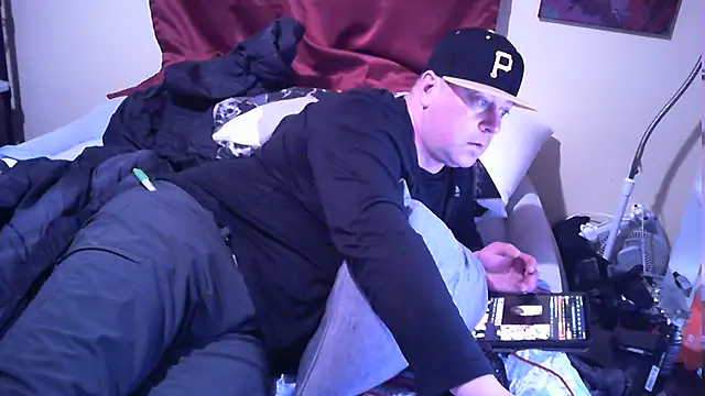 Snapshot of Mic_Oxinner chatting on October 9, 2025, 9:04 pm Mic Oxinner online show from October 9, 2025, 9:04 pm