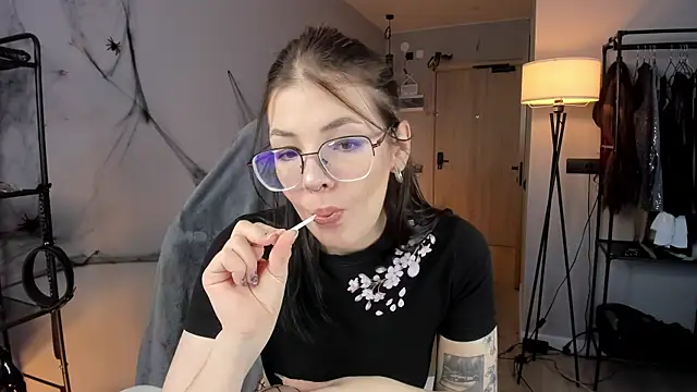 AnnaTrueno online show from November 3, 2025, 6:11 pm