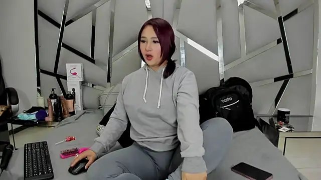 Catherinee69 x online show from April 9, 2026, 3:52 am