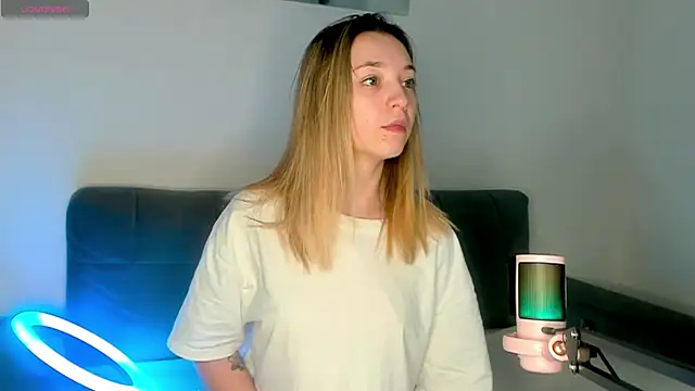 Snapshot of MiaThaine chatting on February 20, 2025, 1:36 am MiaThaine online show from February 20, 2025, 1:36 am