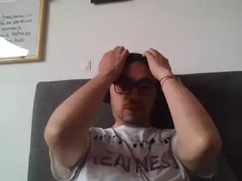 Snapshot of Diptongo chatting on February 26, 2025, 3:21 pm Diptongo online show from February 26, 2025, 3:21 pm