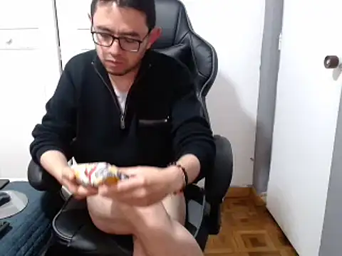 Snapshot of Diptongo chatting on December 26, 2024, 10:31 pm Diptongo online show from December 26, 2024, 10:31 pm