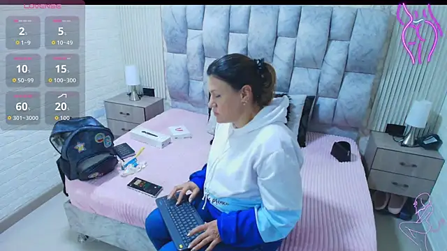 Snapshot of charlotte__G chatting on October 1, 2025, 11:03 am charlotte G online show from October 1, 2025, 11:03 am