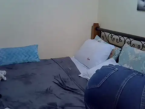 Snapshot of Sweet_Bear chatting on October 14, 2025, 11:44 am Sweet Bear online show from October 14, 2025, 11:44 am