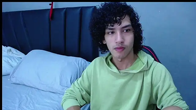 Snapshot of Tayronx33 chatting on October 19, 2025, 6:32 pm Tayronx33 online show from October 19, 2025, 6:32 pm