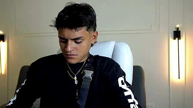 Snapshot of Paradise_boy_s chatting on February 8, 2025, 12:17 am Paradise boy s online show from February 8, 2025, 12:17 am