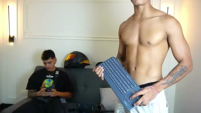 Snapshot of Paradise_boy_s chatting on January 17, 2025, 12:10 am Paradise boy s online show from January 17, 2025, 12:10 am