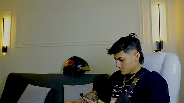 Snapshot of Paradise_boy_s chatting on January 31, 2025, 12:50 am Paradise boy s online show from January 31, 2025, 12:50 am