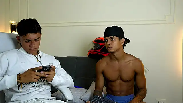 Snapshot of Paradise_boy_s chatting on February 7, 2025, 12:42 am Paradise boy s online show from February 7, 2025, 12:42 am