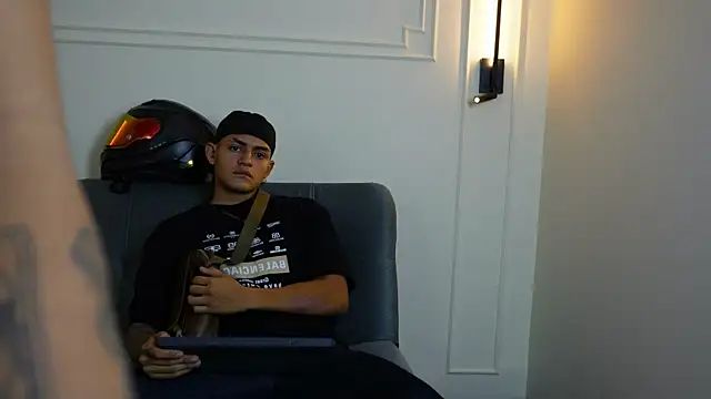 Snapshot of Paradise_boy_s chatting on January 17, 2025, 11:07 pm Paradise boy s online show from January 17, 2025, 11:07 pm