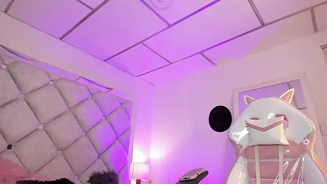 alessiaferry online show from September 18, 2025, 4:21 pm