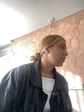 Miabonnett  online show from November 26, 2025, 12:16 pm