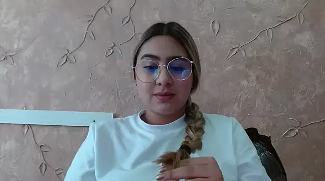 Miabonnett  online show from February 17, 2025, 4:28 pm