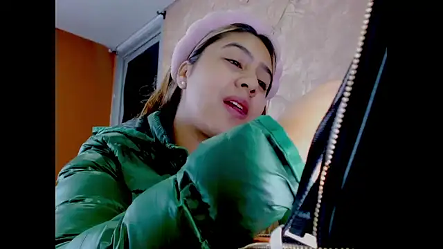 Miabonnett  online show from January 13, 2026, 12:20 pm