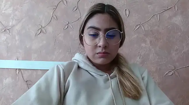 Miabonnett  online show from February 13, 2025, 4:28 pm