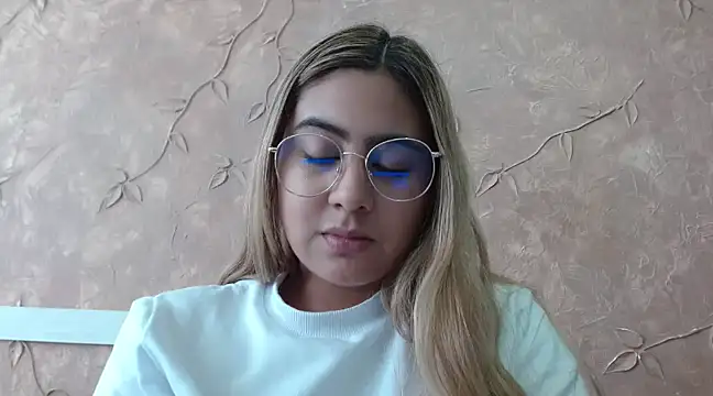 Miabonnett  online show from February 9, 2025, 4:50 pm