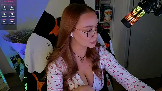 Snapshot of Emili1- chatting on October 20, 2025, 1:33 pm Emili1- online show from October 20, 2025, 1:33 pm