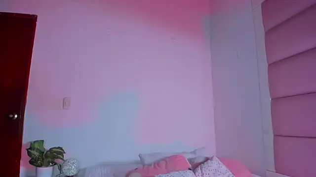 Snapshot of little-Emma chatting on October 2, 2025, 3:10 am little-Emma online show from October 2, 2025, 3:10 am