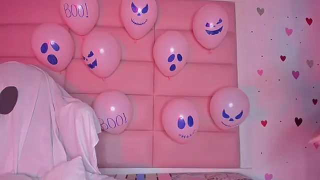 Snapshot of little-Emma chatting on October 13, 2025, 12:23 am little-Emma online show from October 13, 2025, 12:23 am