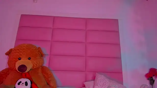 Snapshot of little-Emma chatting on February 19, 2025, 3:06 am little-Emma online show from February 19, 2025, 3:06 am