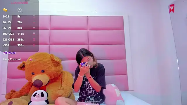 Snapshot of little-Emma chatting on March 13, 2025, 3:11 am little-Emma online show from March 13, 2025, 3:11 am