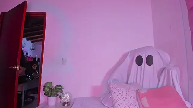 Snapshot of little-Emma chatting on October 5, 2025, 3:19 am little-Emma online show from October 5, 2025, 3:19 am