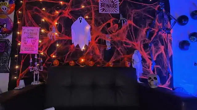 Snapshot of little-Emma chatting on October 31, 2025, 11:51 am little-Emma online show from October 31, 2025, 11:51 am