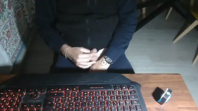 Adri gard online show from November 10, 2025, 9:42 pm