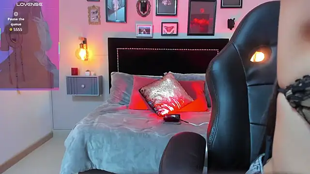 Charlotte  Benett online show from October 14, 2025, 6:03 am