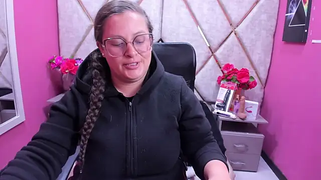 SaraThomso online show from November 28, 2025, 1:44 pm