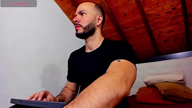 Snapshot of Tom_Bailey chatting on February 12, 2026, 12:38 pm Tom Bailey online show from February 12, 2026, 12:38 pm