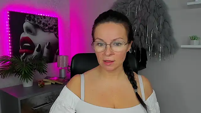 HelenLuxx online show from February 4, 2025, 6:36 am