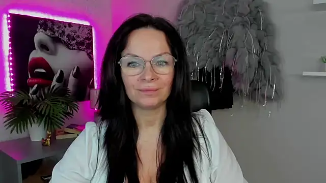 HelenLuxx online show from March 3, 2025, 5:31 pm