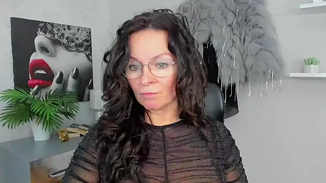 HelenLuxx online show from February 6, 2025, 10:14 am
