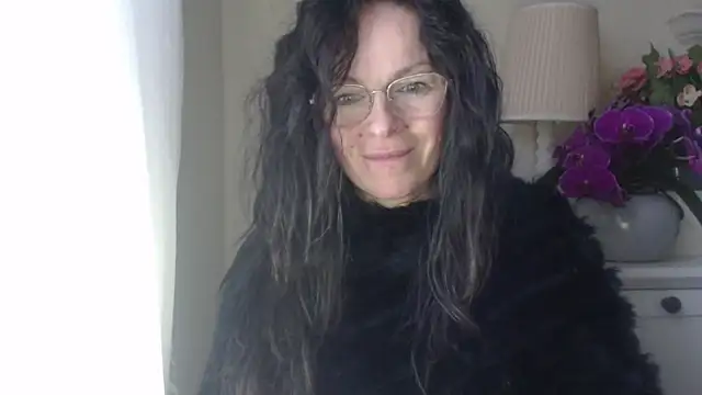 Snapshot of HelenLuxx chatting on October 24, 2025, 6:12 am HelenLuxx online show from October 24, 2025, 6:12 am