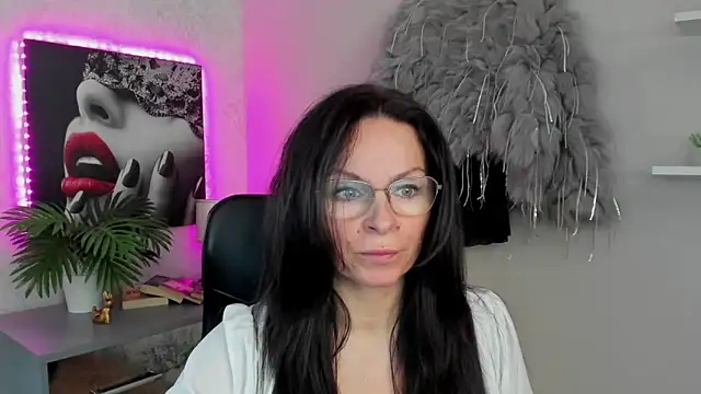 HelenLuxx online show from March 3, 2025, 1:45 pm